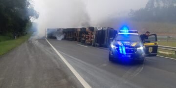 Caminhão carregado de enxofre tomba e causa fumaceiro/ Foto: Divulgação/PRF