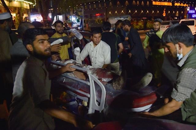 Feridos são socorridos após explosão em Cabul - REUTERS