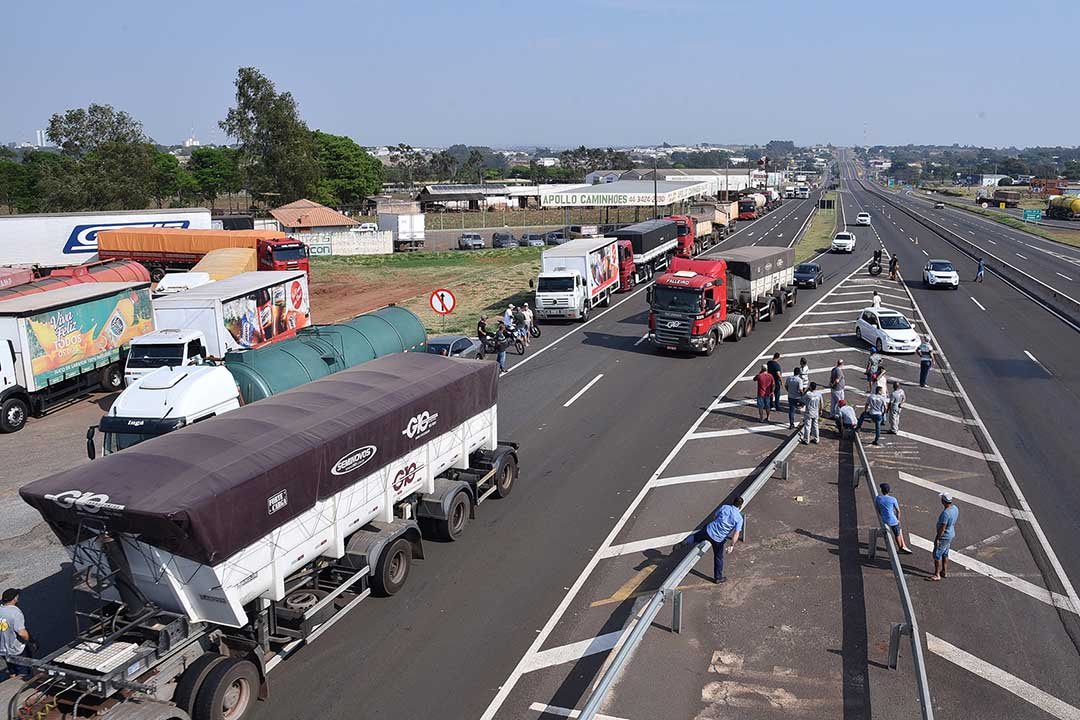 Caminhoneiros bloqueiam BR-376 em Paranavaí - Foto: Ivan Fuquini / Diário do Noroeste