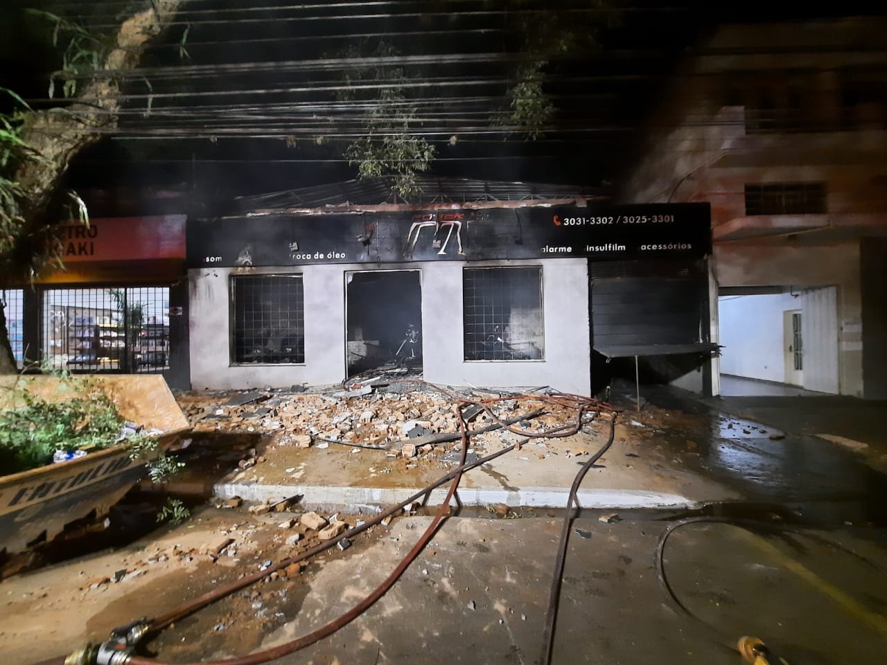 Oficina foi destruída pelo fogo na noite desta sexta (10) em Maringá - Foto: Divulgação / Bombeiros